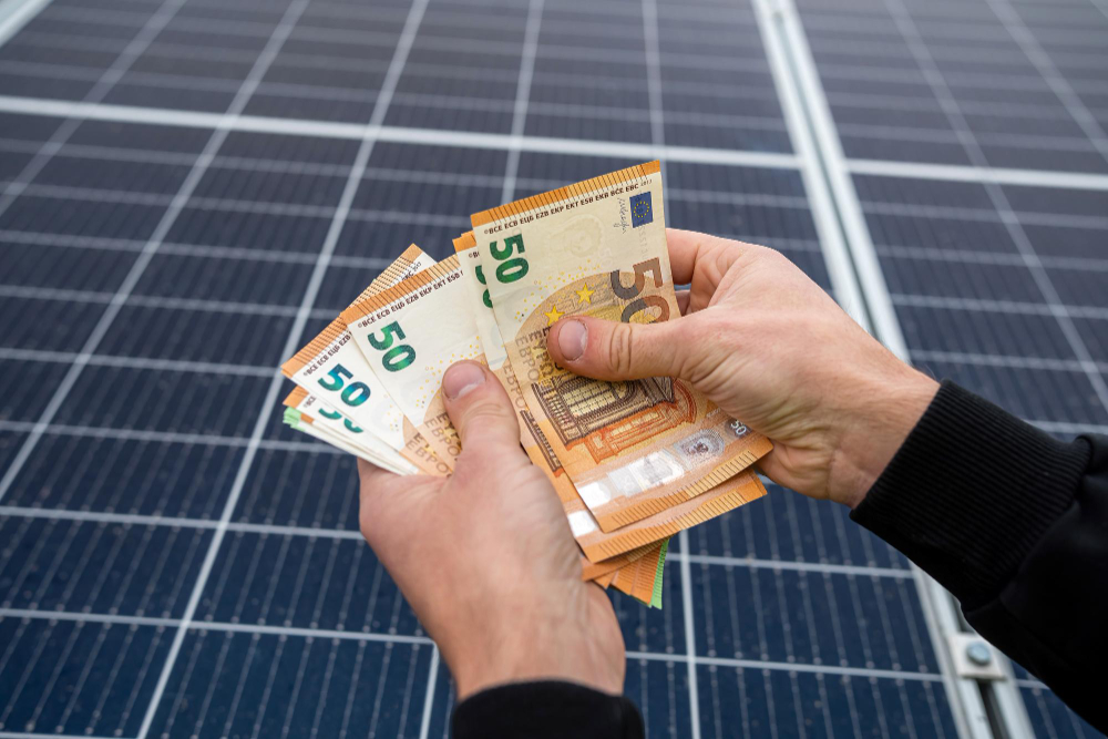 Kaj se zgodi z viškom elektrike sončne elektrarne?